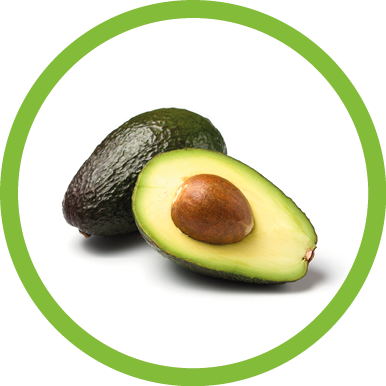 ganze und halbe reife avocado isoliert auf weissem hintergrund