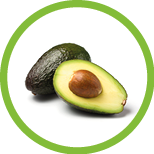 ganze und halbe reife avocado isoliert auf weissem hintergrund